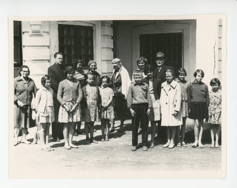 Elo Tuglas ja Friedebert Tuglas Ahjal õpilaste keskel, 07.07.1965