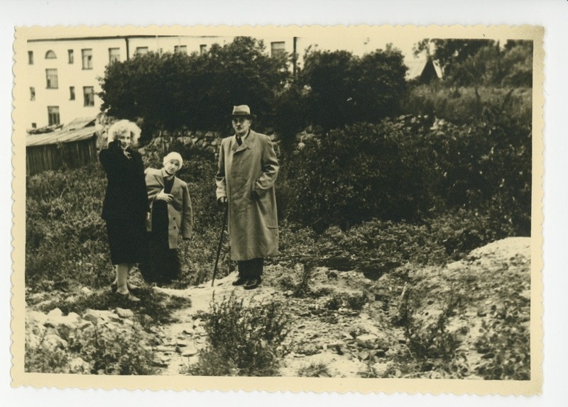 Elo Kurvits, Elo Tuglas ja Friedebert Tuglas endise kodu asemel, 27.08.1956