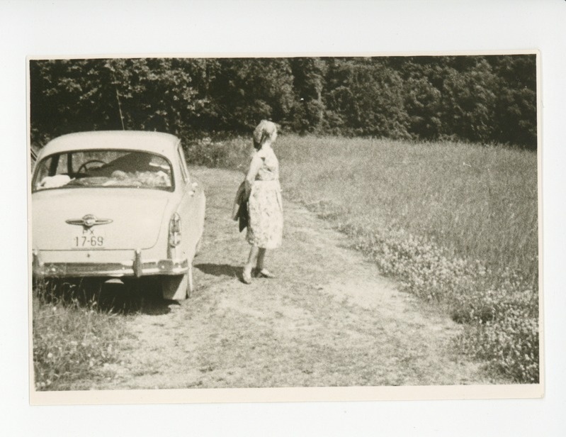 Proua doktor Elsa Kõrge auto juures