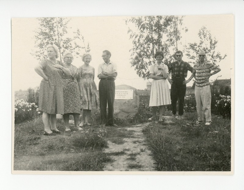 Grupp Friedebert Tuglase koduasemel, 1963