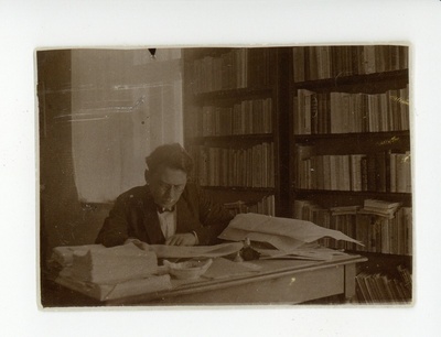 Friedebert Tuglas Tartus Poe tänavas Genssi majas kirjutuslaua taga, 1926  duplicate photo