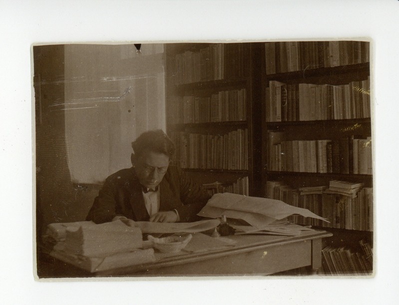 Friedebert Tuglas Tartus Poe tänavas Genssi majas kirjutuslaua taga, 1926