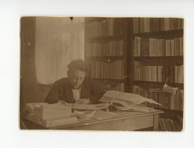 Friedebert Tuglas Tartus Poe tänavas Genssi majas kirjutuslaua taga, 1926  duplicate photo