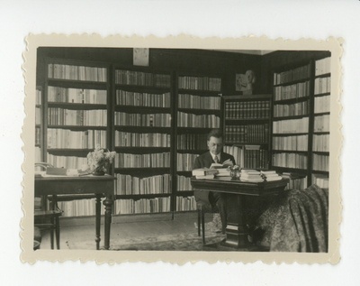 Friedebert Tuglas kirjutuslaua taga, 05.1934  duplicate photo