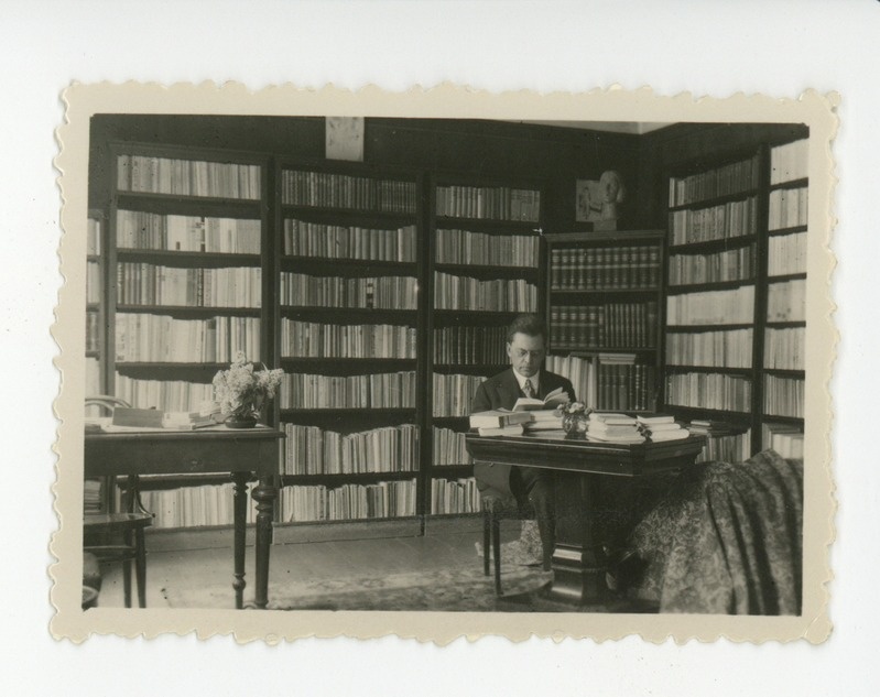 Friedebert Tuglas kirjutuslaua taga, 05.1934