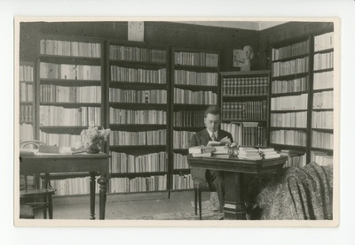 Friedebert Tuglas kirjutuslaua taga, 05.1934  duplicate photo