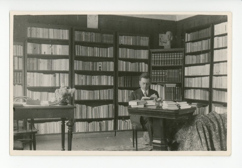Friedebert Tuglas kirjutuslaua taga, 05.1934