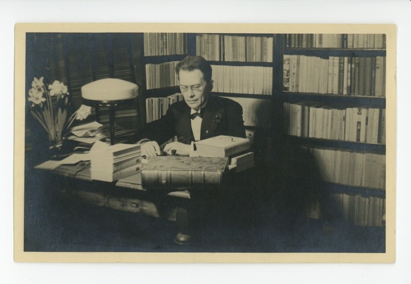 Friedebert Tuglas kirjutuslaua taga, 1934 (?)