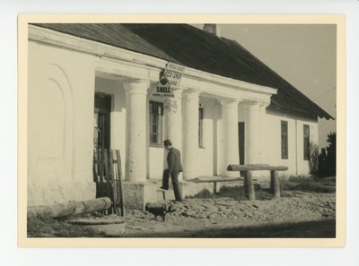 Friedebert Tuglas Reola kõrtsi ees, 07.1938  duplicate photo