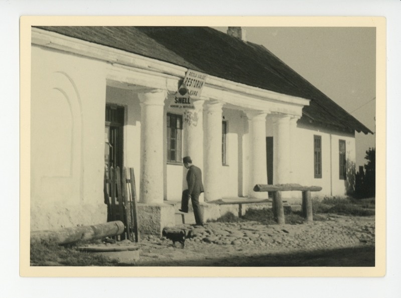 Friedebert Tuglas Reola kõrtsi ees, 07.1938