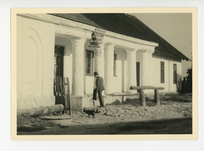 Friedebert Tuglas Reola kõrtsi ees, 07.1938  duplicate photo