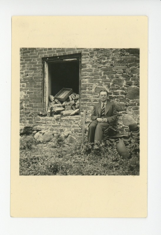 Friedebert Tuglas Ahja vana õllekoja seina ääres, 07.1938
