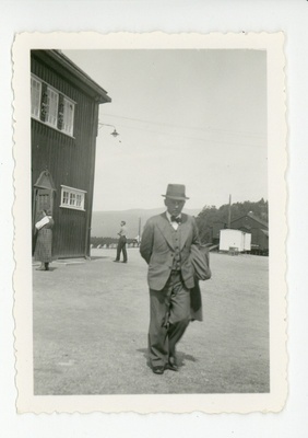 Friedebert Tuglas Dombåsi vaksali ees, 05.07.1939  duplicate photo