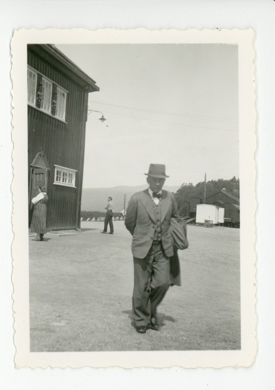 Friedebert Tuglas Dombåsi vaksali ees, 05.07.1939