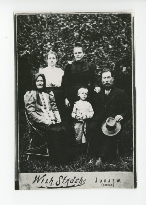 Friedebert Tuglase isa vend Jaan Mihkelson koos perekonnaga