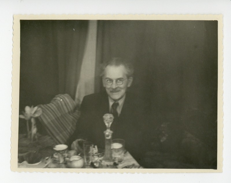 Friedebert Tuglas kohvilaua taga, 1950