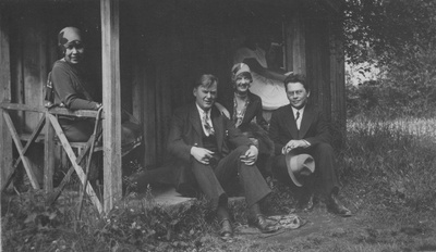 Tuusulas Aleksis Kivi surmamaja ees koos Anni Mörki ja Aarne Orjatsaloga  duplicate photo