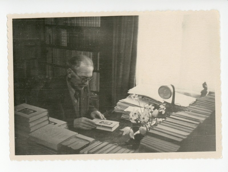 Friedebert Tuglas kirjutuslaua taga, 1958