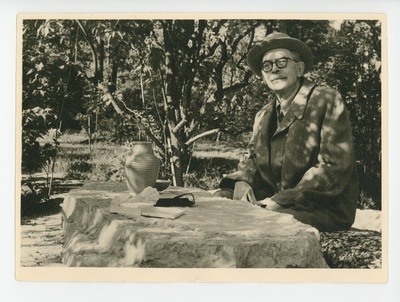 Friedebert Tuglas aias kivilaua taga istumas, 06.1958  duplicate photo