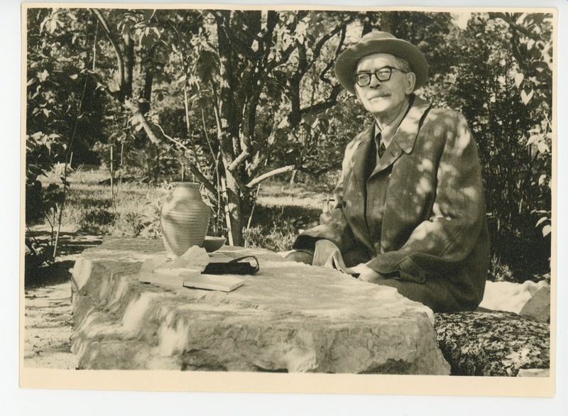Friedebert Tuglas aias kivilaua taga istumas, 06.1958