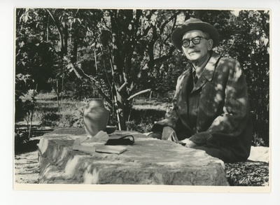 Friedebert Tuglas aias kivilaua taga istumas, 06.1958  duplicate photo