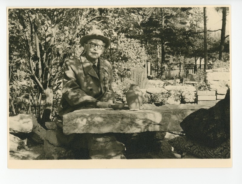 Friedebert Tuglas aias kivilaua taga istumas, 06.1958