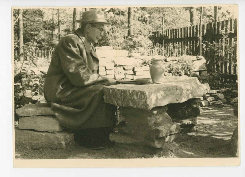 Friedebert Tuglas aias kivilaua taga istumas, 06.1958