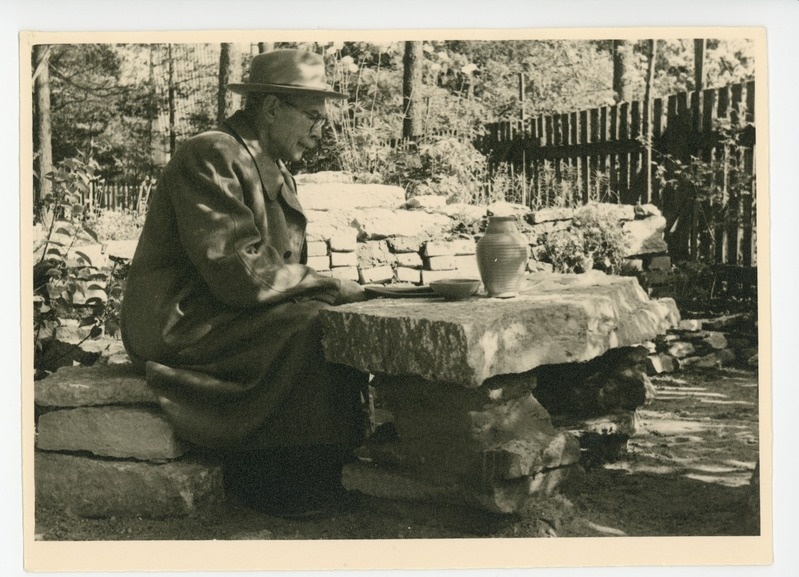 Friedebert Tuglas aias kivilaua taga istumas, 06.1958