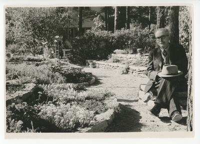 Friedebert Tuglas istumas aias, 06.1958  duplicate photo