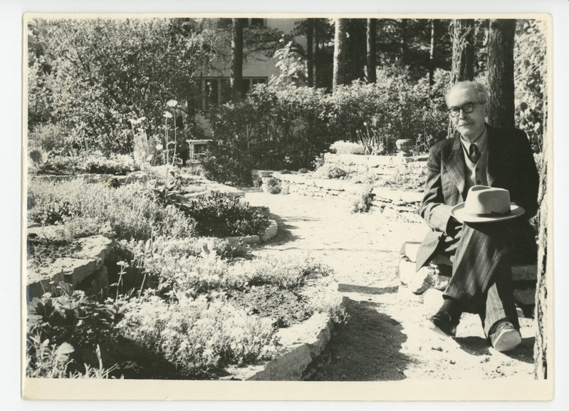 Friedebert Tuglas istumas aias, 06.1958