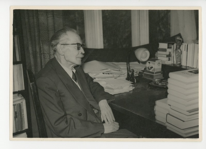 Friedebert Tuglas kirjutuslaua taga, 30.05.1958