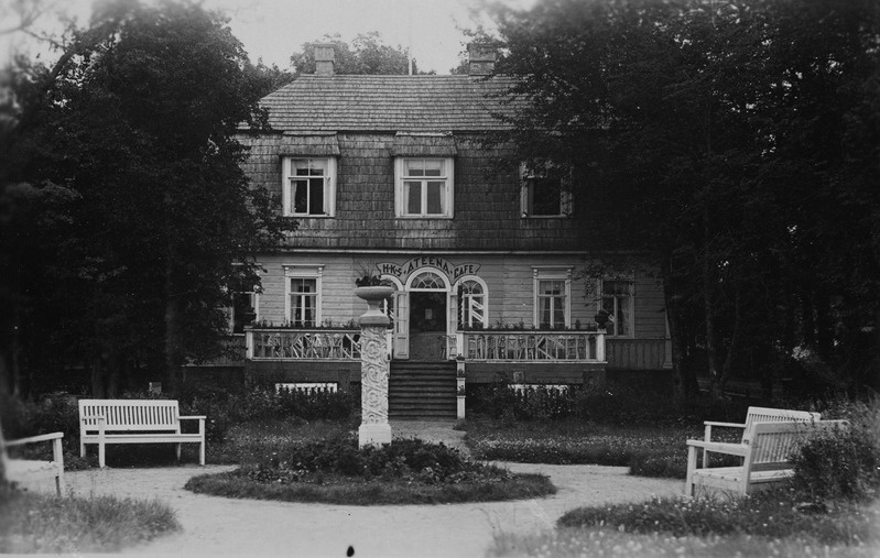 Kirjutasin kohvik "Ateena" teisel korrusel olevas toas suurema osa Eesti Kirjameeste Seltsi ajaloost lõplikul kujul
