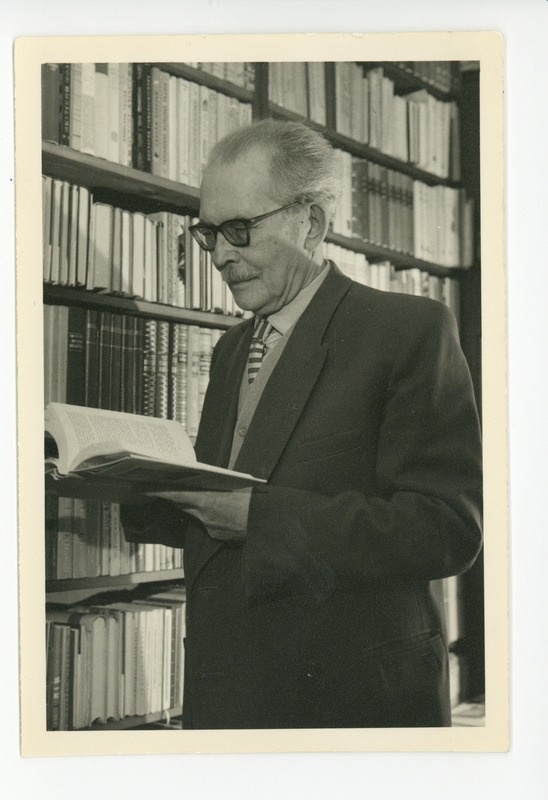 Friedebert Tuglas raamaturiiuli ees, 02.1961