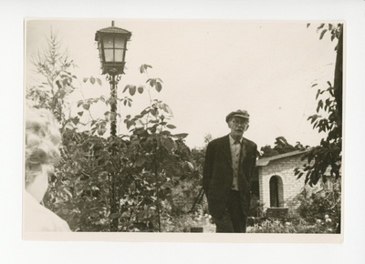 Friedebert Tuglas Aleksander Kabrali aias, 1962  duplicate photo