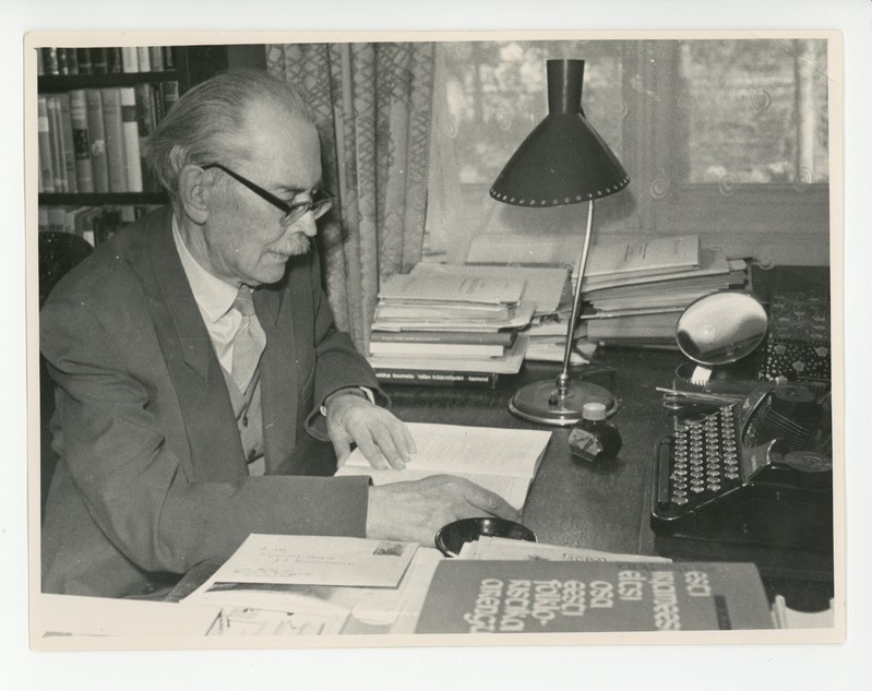 Friedebert Tuglas kirjutuslaua taga lugemas ja mõtisklemas, kevad 1963