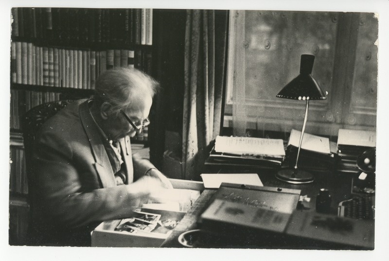 Friedebert Tuglas kirjutuslaua taga lugemas, mõtisklemas, 10.1965