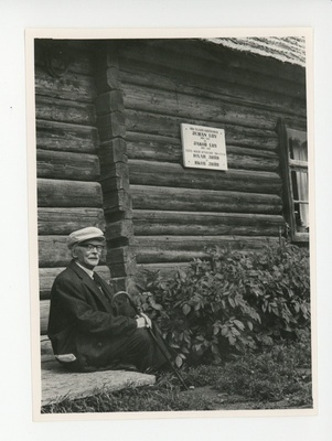 Friedebert Tuglas Juhan Liivi kodukoha lävepakul Rupsi külas Oja talus, 05.07.1965  duplicate photo