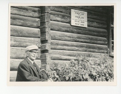Friedebert Tuglas Juhan Liivi kodukoha lävepakul Rupsi külas Oja talus, 05.07.1965  duplicate photo
