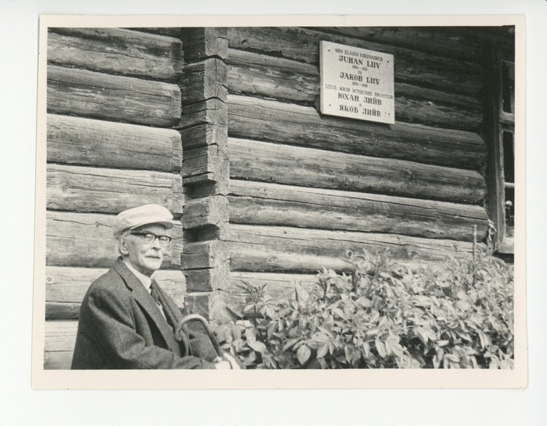 Friedebert Tuglas Juhan Liivi kodukoha lävepakul Rupsi külas Oja talus, 05.07.1965