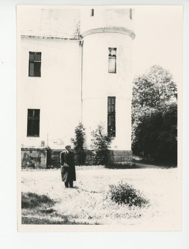 Friedebert Tuglas Alatskivi lossi juures, 05.07.1965