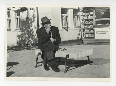 Friedebert Tuglas Paide uue kaubamaja ja restorani ees istumas, 1967  duplicate photo