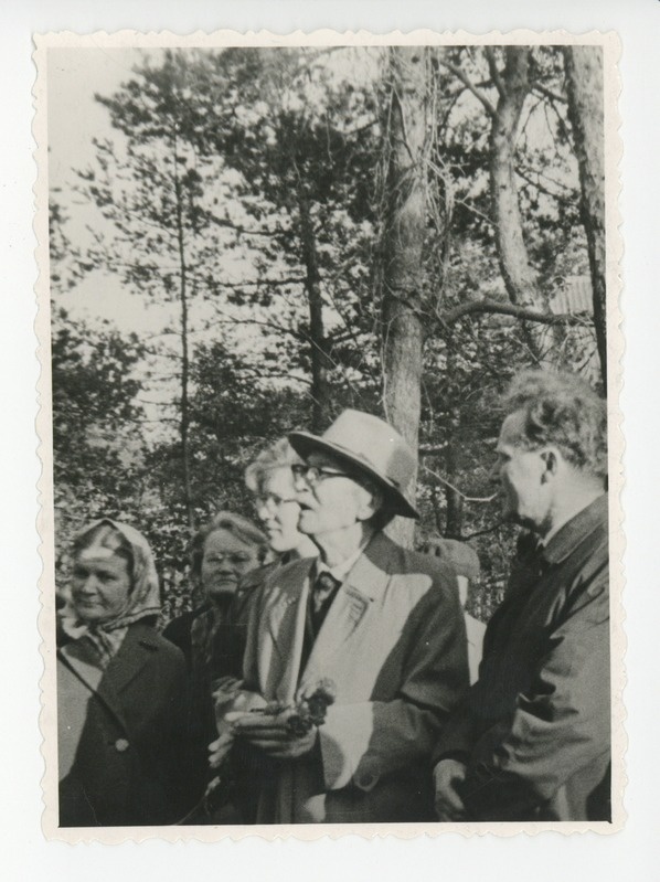Friedebert Tuglas kirjandussõpradega aias, 1968