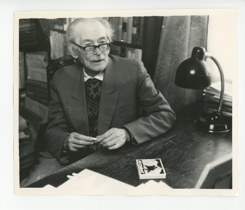 Friedebert Tuglas laua taga mõtisklemas, 31.05.1968