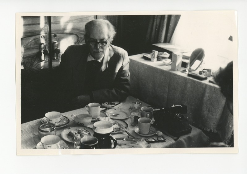 Friedebert Tuglas laua taga mõtisklemas, 31.05.1968