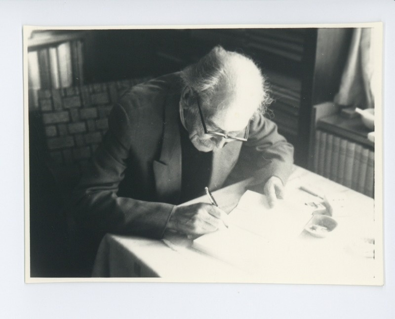 Friedebert Tuglas kirjutuslaua taga, 03.09.1969