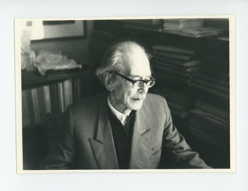 Friedebert Tuglas kirjutuslaua taga, 03.09.1969
