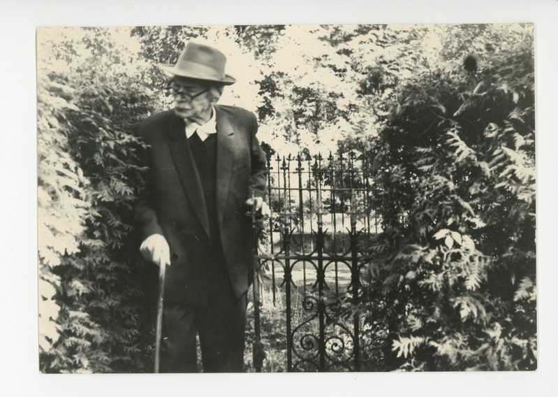 Friedebert Tuglas isa ja ema haual, 13.06.1969