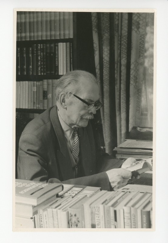 Friedebert Tuglas raamatut lugemas, 06.1963
