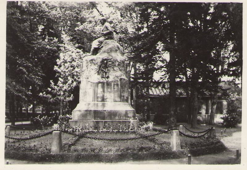 Photo. Fr. R. Kreutzwald's monument stage in Võrus.
