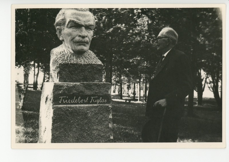 Friedebert Tuglas Udernas oma monumendi ees, 14.09.1967